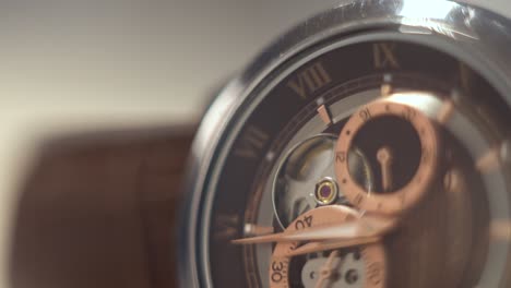 reloj automático marrón marcando