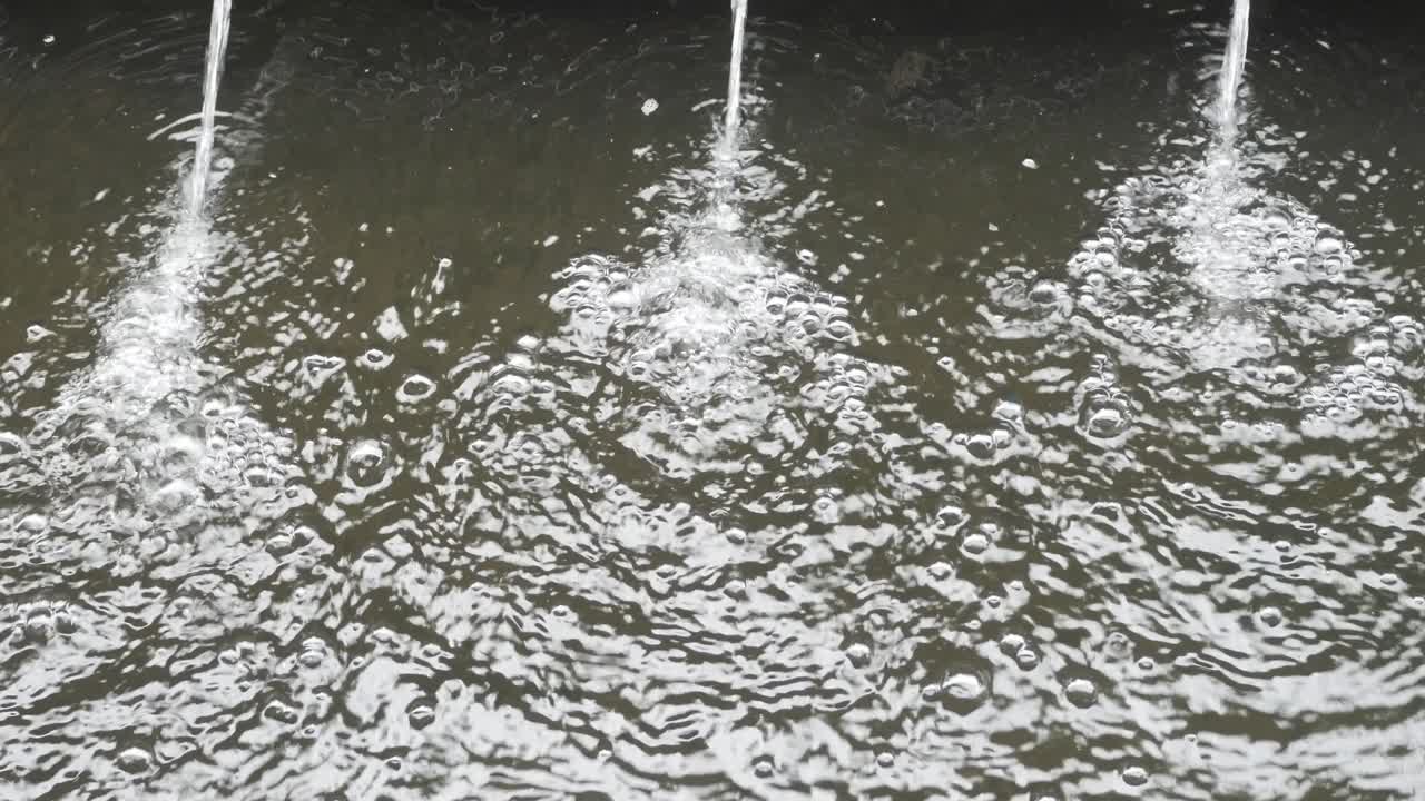 3개의 원천에서 흘러나오는 자연 물과 방울