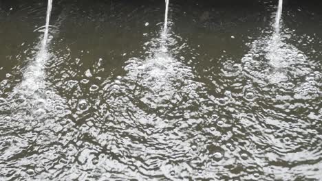 primer plano del flujo de agua de manantial natural y las salpicaduras de tres fuentes