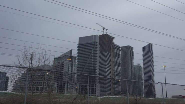 Paisaje, ubicación, condominios, edificios, torres, línea de tren, Parklawn, tránsito urbano, infraestructura ferroviaria, Etobicoke, Ontario, Canadá