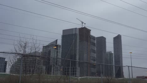 Landschaft-Lage-Eigentumswohnungen-Gebäude-Türme-Bahnlinie-Parkrasen-Städtischer-Nahverkehr-Eisenbahninfrastruktur-Etobicoke-Ontario-Kanada