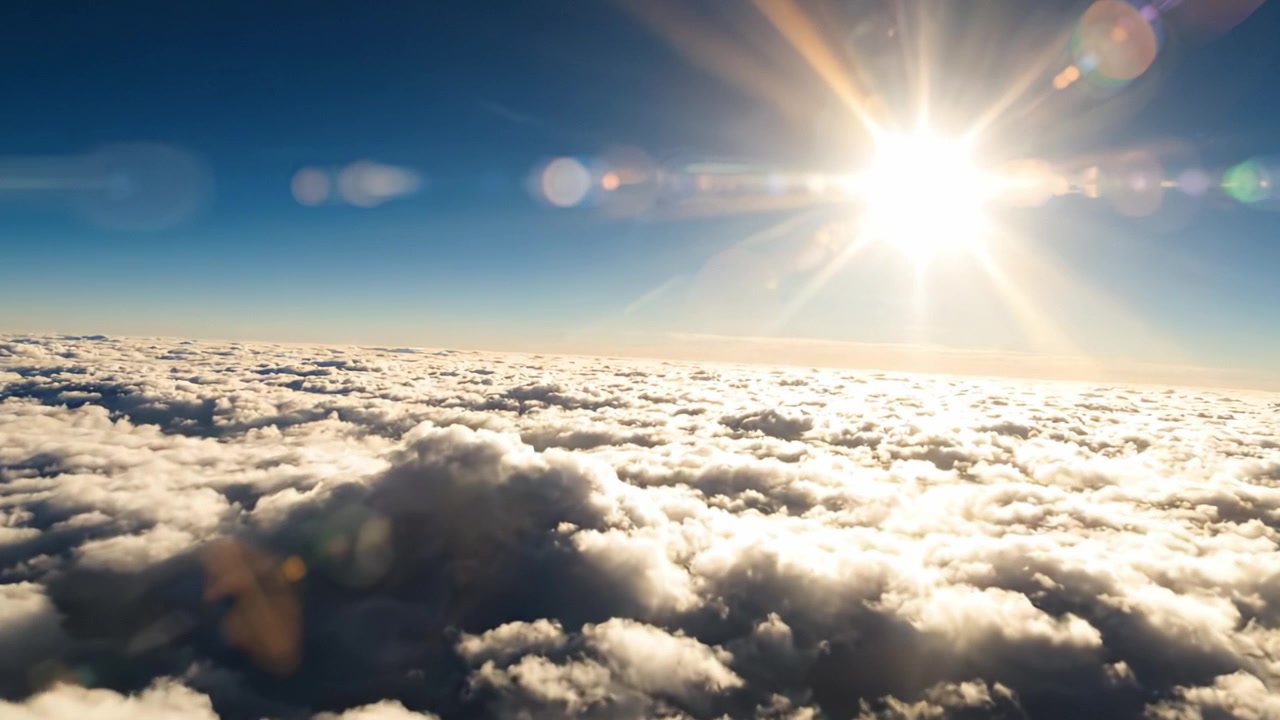 Un sole brillante illumina un mare di nuvole: cieli accattivanti sopra con luce radiosa e una soffice copertura nuvolosa, creando un'atmosfera serena nella bellezza della natura