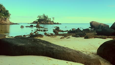 mahe seychelles lapso de tiempo cinematográfico en la playa con gente haciendo snorkel