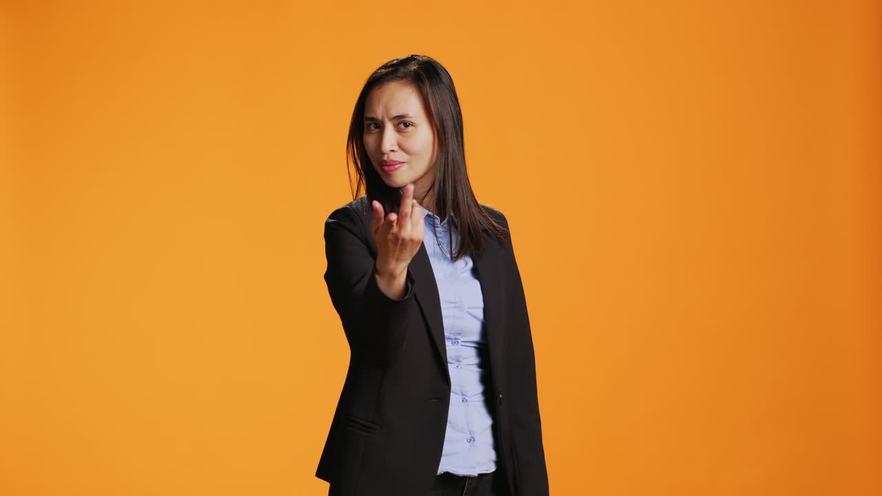 orgulloso gerente de negocios llamando a alguien en el estudio