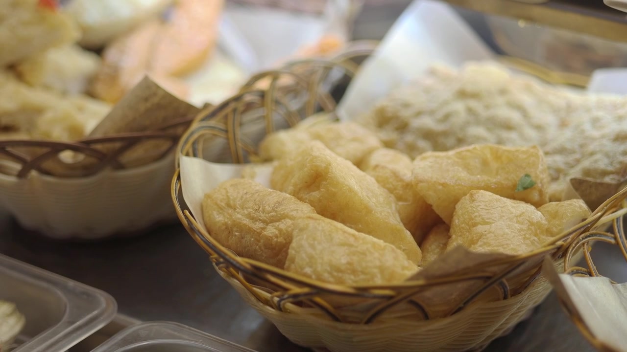 Pezzi di Tofu Fritto in Cestino Intrecciato, Bancarella di Cibo