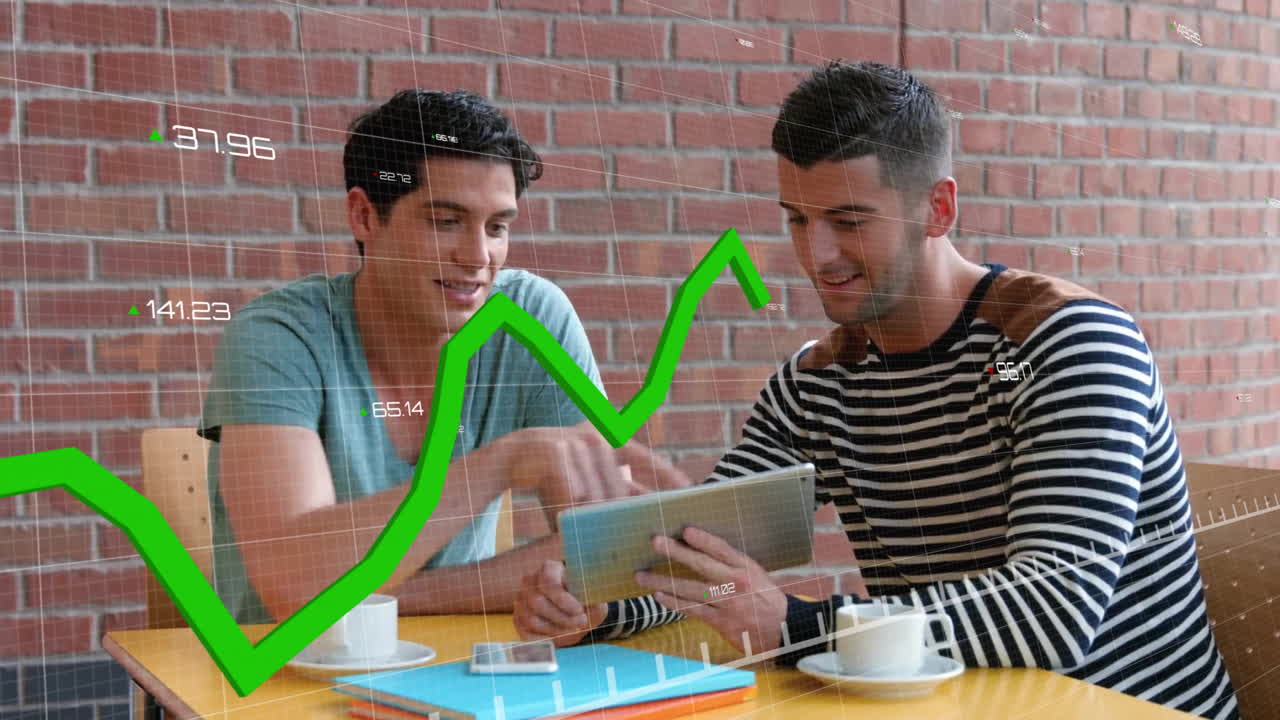 animación del procesamiento de datos financieros sobre diversas personas de negocios en la oficina