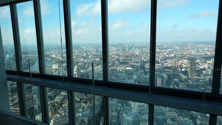 Vista panoramica di Londra da ampie finestre di vetro in una giornata limpida e soleggiata con punti di riferimento iconici visibili