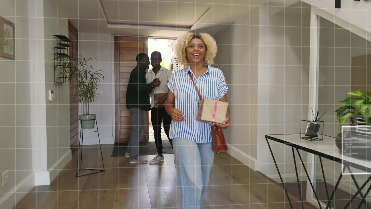 Coppia che entra dalla porta salutando l'ospite, con una griglia UI che si sovrappone a una donna che cammina tenendo un pacco per un tour della casa.
