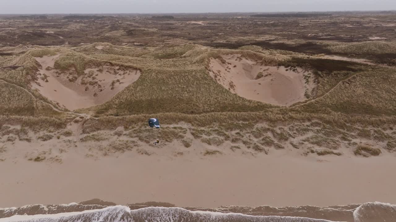 parapenteando sobre dunas de arena y playa