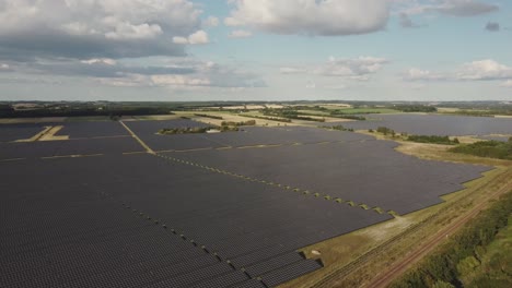 Luftaufnahme-Eines-Solarkraftwerks-Mit-Einer-Weiten-Landschaft-Aus-Solarzellen-In-Der-Nähe-Von-Holstebro,-Dänemark