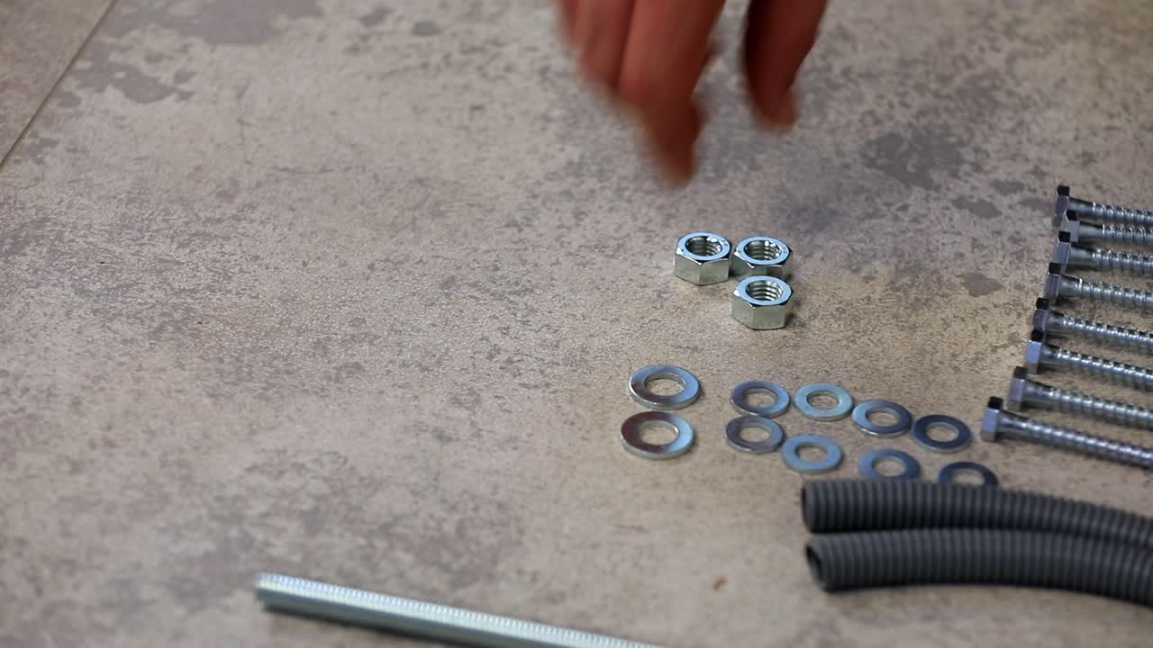 마스터는 스 ⁇ 플과 견과류를  ⁇ 니다.