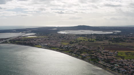 el canal du midi laguna etang de thau acceso drone aéreo disparado día soleado francia