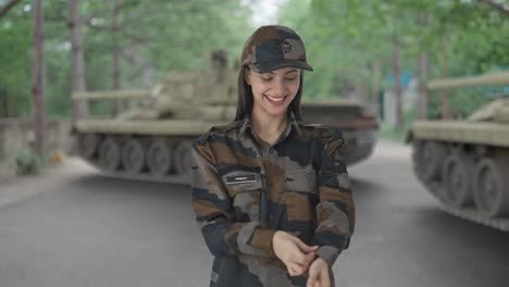 un oficial del ejército indio feliz con sombrero.