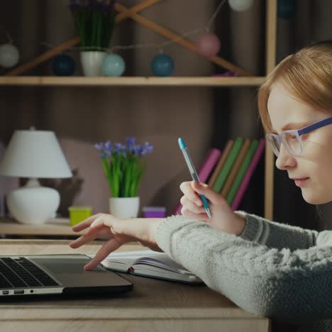 Mädchen-Lernt-Mit-Einem-Laptop-In-Ihrem-Zimmer-1