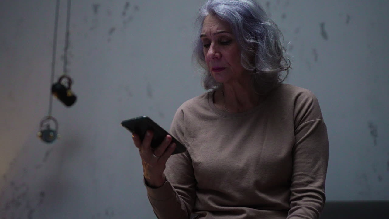 mujer sentada en la cama