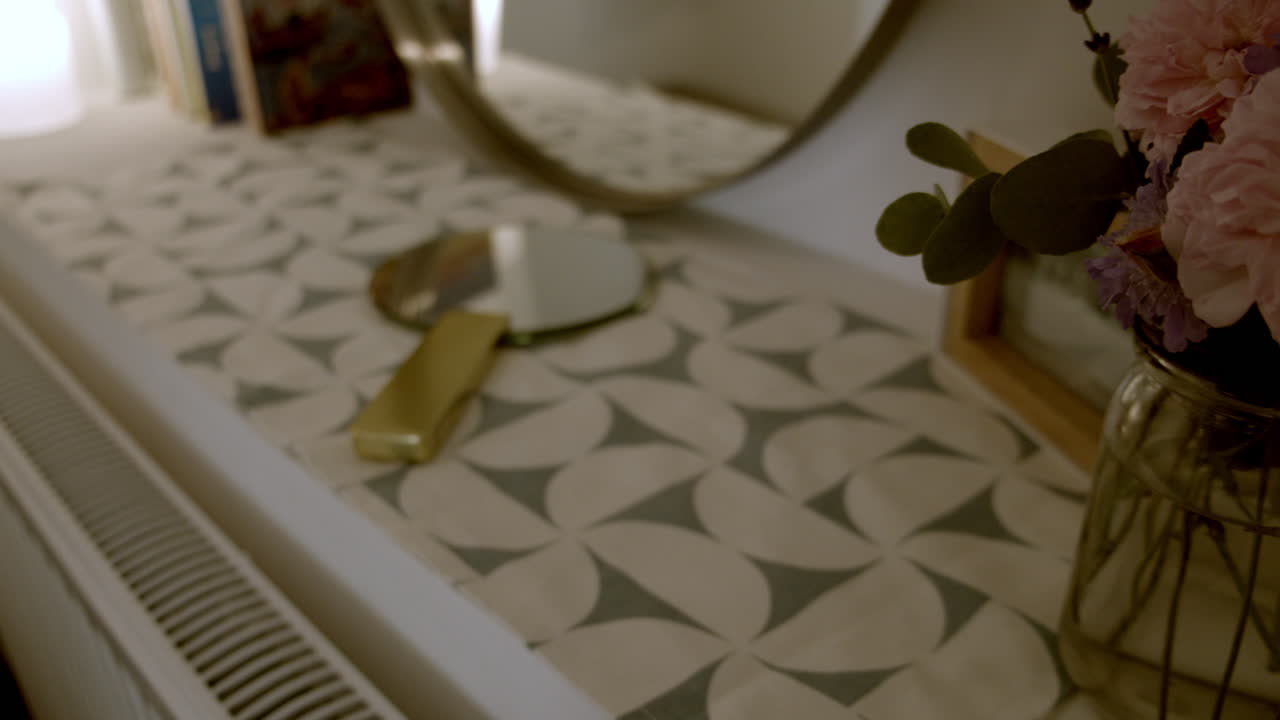 espejo de mano con mango de oro