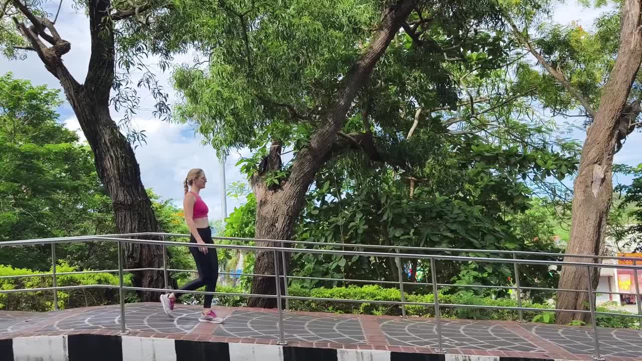 공원에서 고 있는 여자