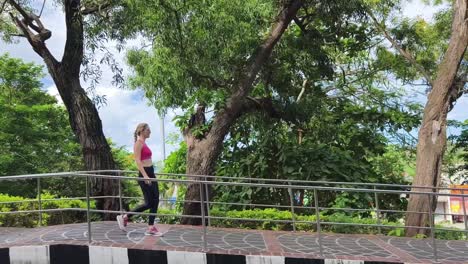 mujer caminando en un parque