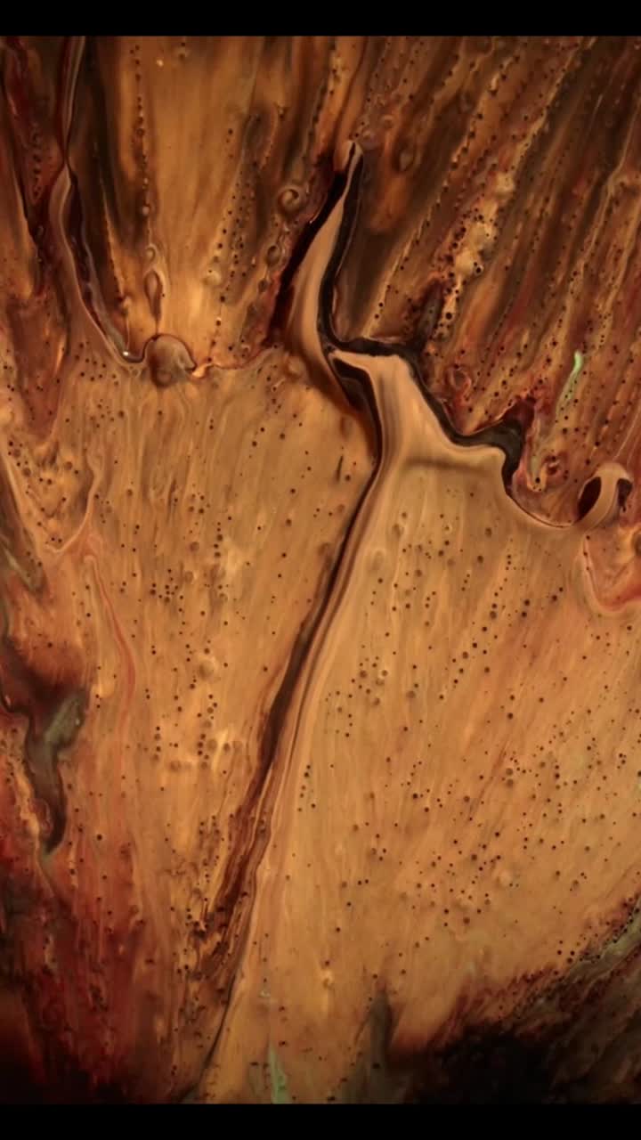 Arte liquida astratta dinamica con tonalità vorticose di marrone e oro