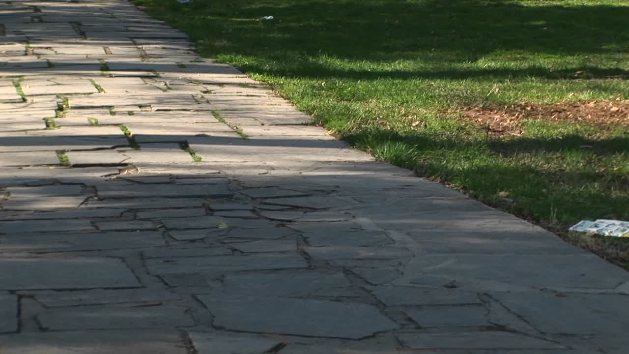 la cámara recorre lentamente el memorial de la primera guerra mundial a los soldados caídos