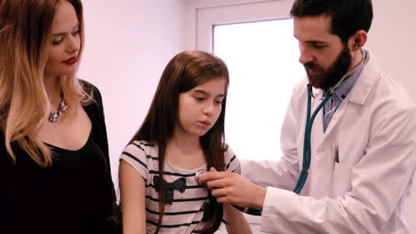 el médico examinando a una chica.