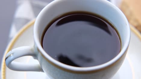 café en una taza blanca