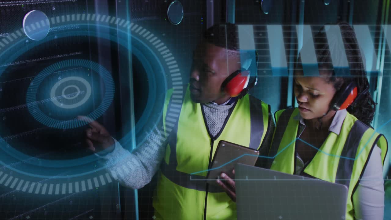 Animazione di elaborazione dati su diversi ingegneri IT e server informatici