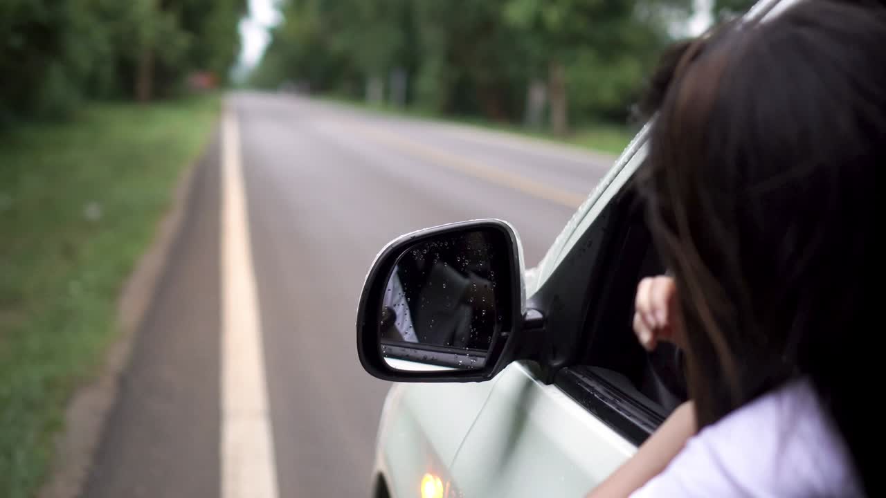 휴가 시간과 여행, 세 명의 아름다운 젊은 여성은 편안한 휴가를 위해 함께 즐겁게 여행합니다. 그리고 차에서 웃음. 지도에 의해 방향을 찾습니다.