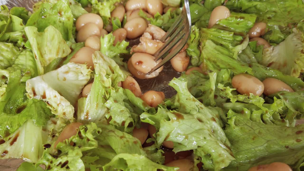 comida saludable, ensalada casera sin escenario con salmón, hilo verde y judías marrones, dieta baja en carbohidratos, fitness y estilo de vida