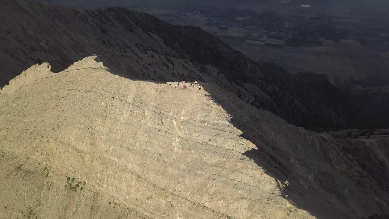 asombrosa luz de la hora dorada derramándose sobre el espectacular paisaje sombreado del monte nebo, utah - inclinación aérea del carro