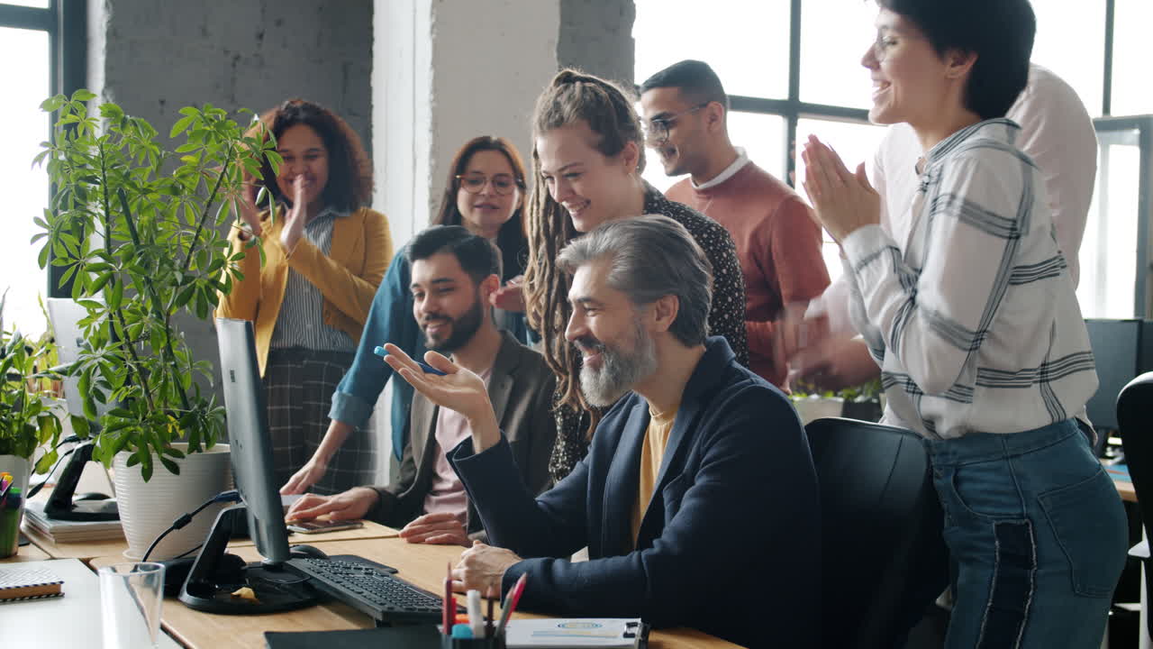 equipo celebrando el éxito