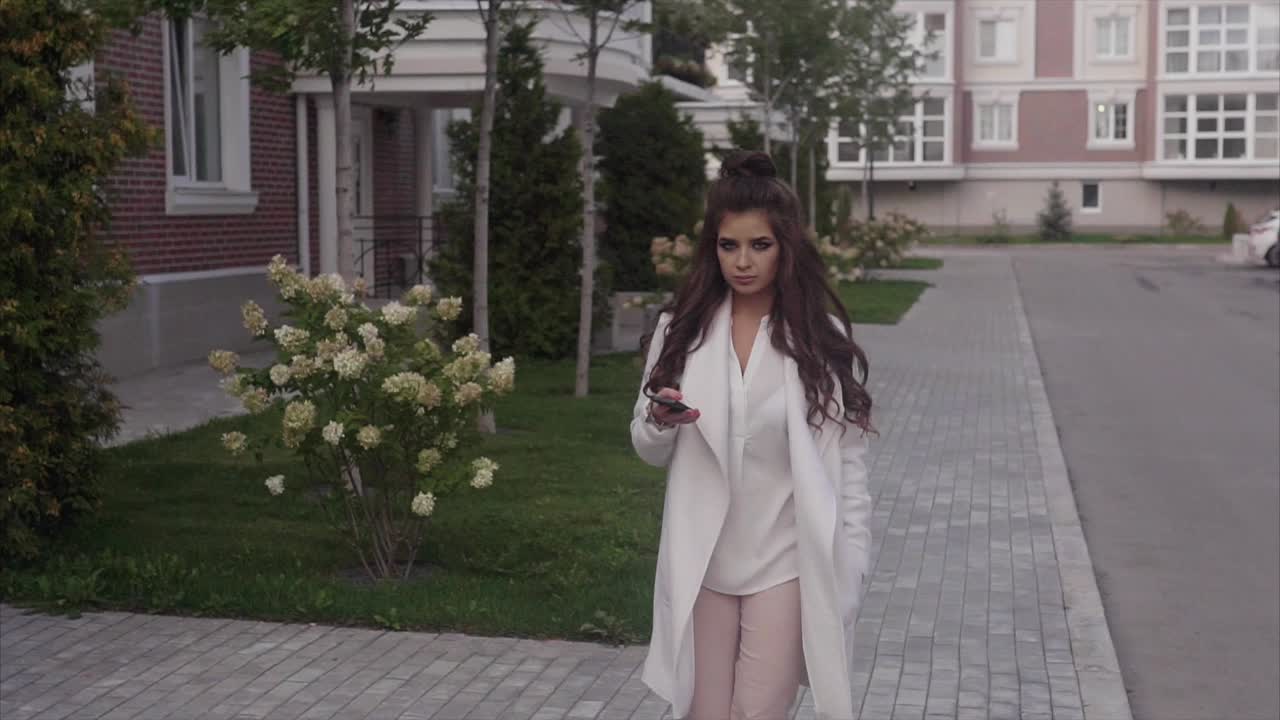 도시 거리에서 고 있는 여자