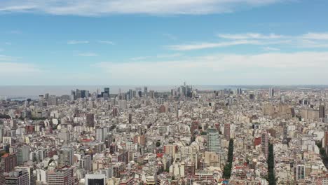 넓은 공중 전망은  ⁇ 은 파란 하늘 아래에 부에노스 아이레스의 넓은 스카이라인을 보여줍니다.
