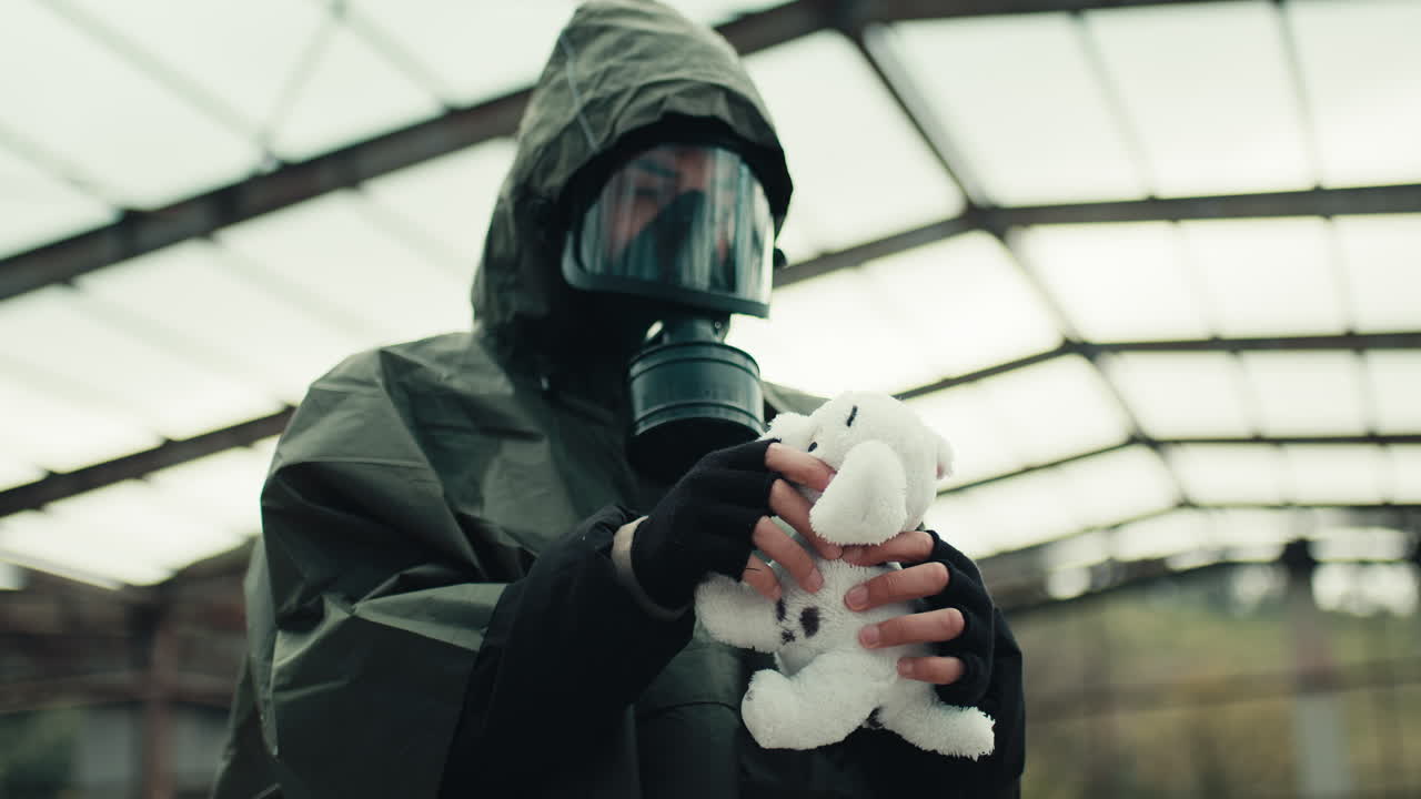 군인 남자가 부드러운 장난감을 만지고 있습니다.