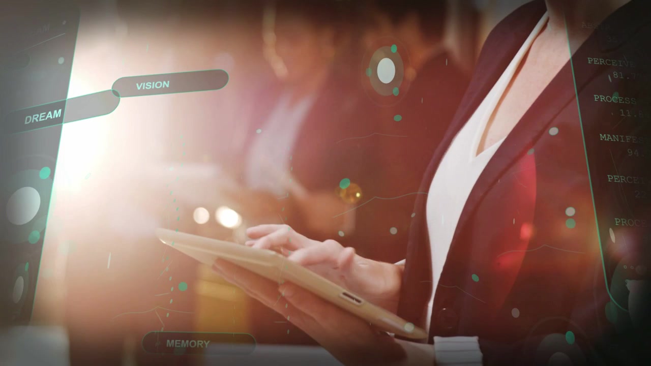 Midaldrende kvinde tapper på tablet og aktiverer HUD VISION MEMORY DREAM, mens hun briefer forretningsteamet.