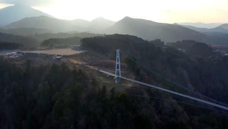 Drohne-In-Die-Sonne-Der-Hängebrücke-Kokonoe-Yume-Otsurihasi-Geschossen