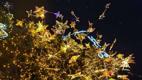 luces cálidas y brillantes del árbol de navidad de kaunas 2022, video vertical