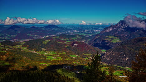 Naturaleza-Paisaje-Lapso-De-Tiempo-Vista-Elevada-Montañas-Colinas-Nubes-Verdes-Campos