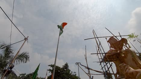 bandeira tricolor indiana soprando no vento alto no céu, câmera lenta