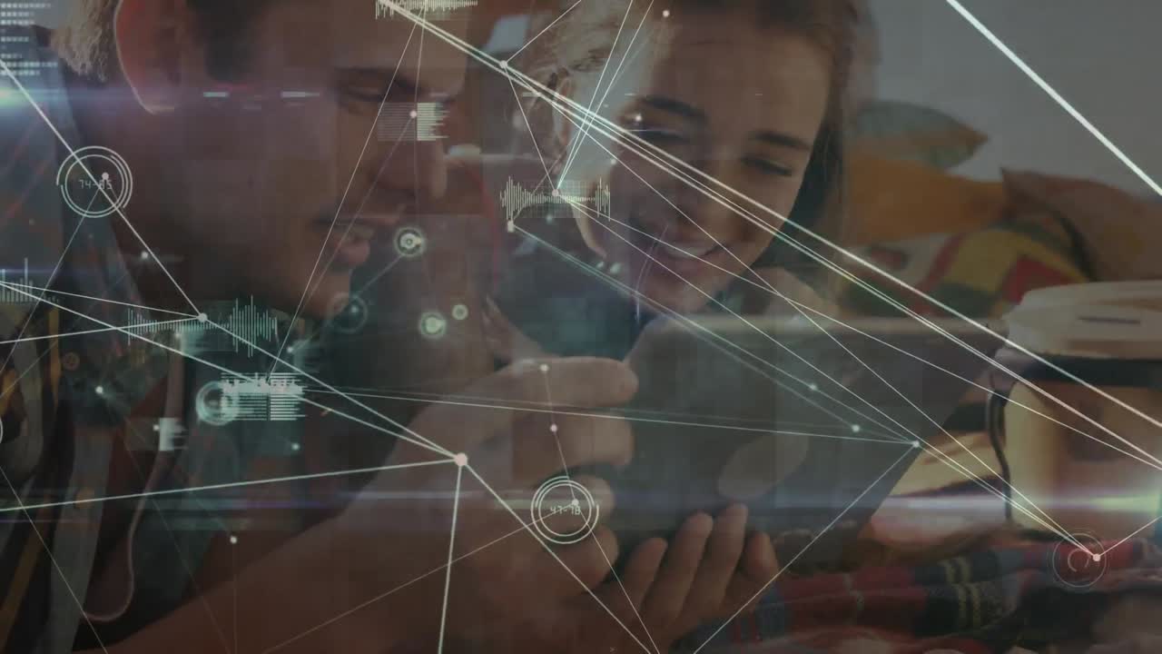 태블릿을 사용하여 백인 커플을 통한 연결 네트워크의 애니메이션