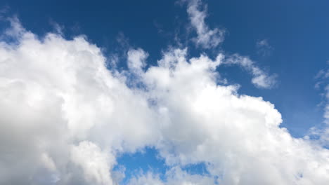 lapso de tiempo de las nubes blancas que se desvanecen revelando el cielo azul brillante