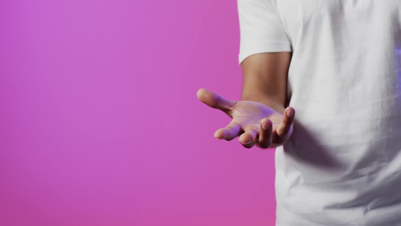 video de un hombre biracial usando una pantalla holográfica, con espacio de copia rosa