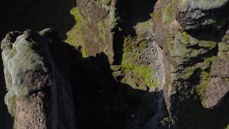 acantilados del cañón fjaðrárgljúfur en tiro aéreo con drones hacia abajo, islandia