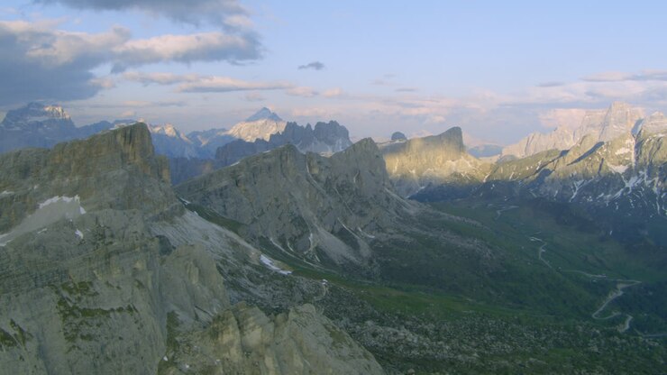 Picos de Montanha Impressionantes nos Alpes Dolomitas da Itália, Paisagem Aérea