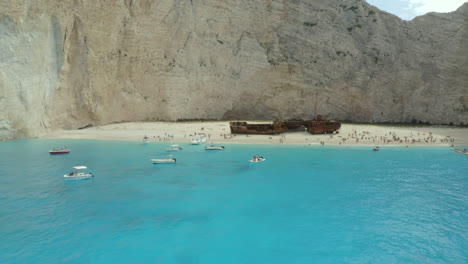 在希臘薩金索斯 (zakynthos) 沉船場的納維亞戈海灘 (naviago beach) 附近,無人機拍攝