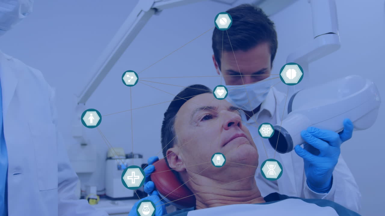 Rete di icone digitali su un dentista uomo caucasico che esamina i denti di un paziente in clinica.