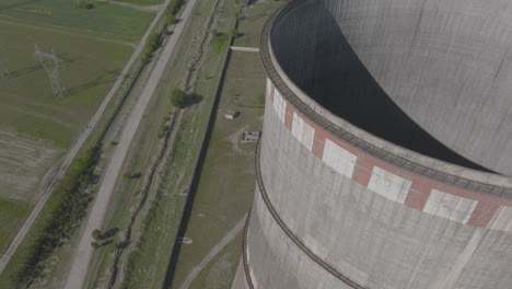 Toma-Aérea-Lenta-Desde-La-Parte-Superior-De-Una-Chimenea-En-Una-Planta-De-Energía