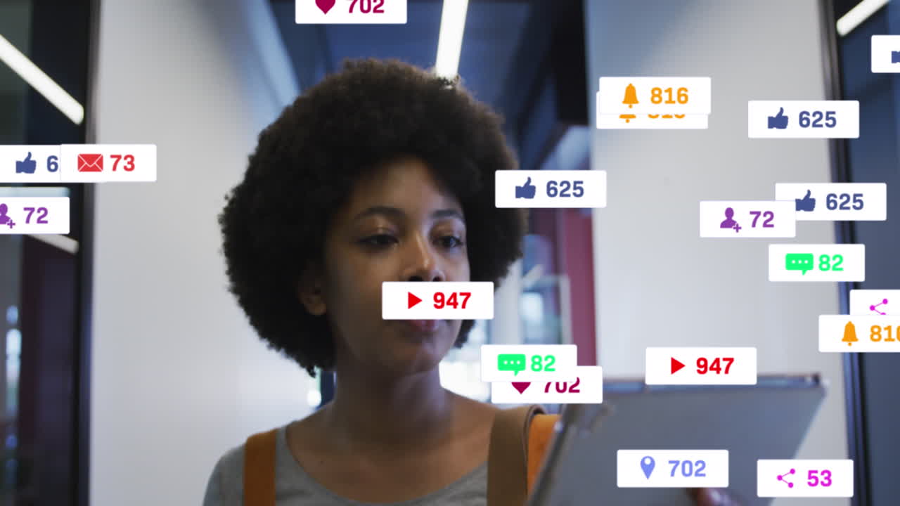 animación del procesamiento de datos de las redes sociales sobre una mujer de negocios afroamericana