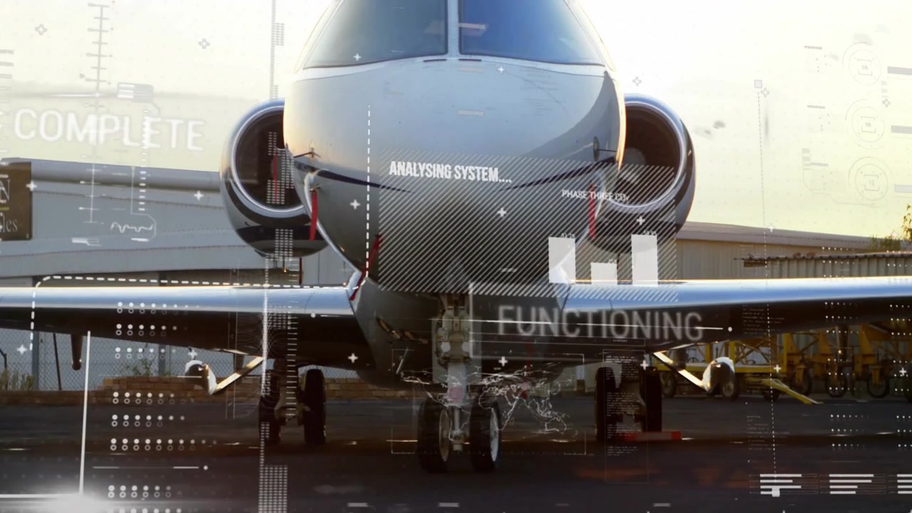 Líneas de cuadrícula parpadeando sobre la nariz de un avión a reacción, la interfaz de usuario escaneando el fuselaje, mostrando datos mientras la cámara hace zoom.