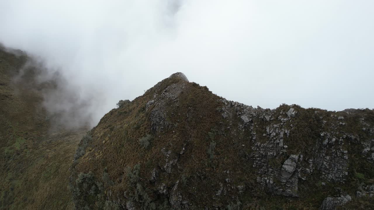 vista aérea de las nubes sobre las colinas y laderas del volcán rucu pichincha, quito, ecuador - disparo de drones